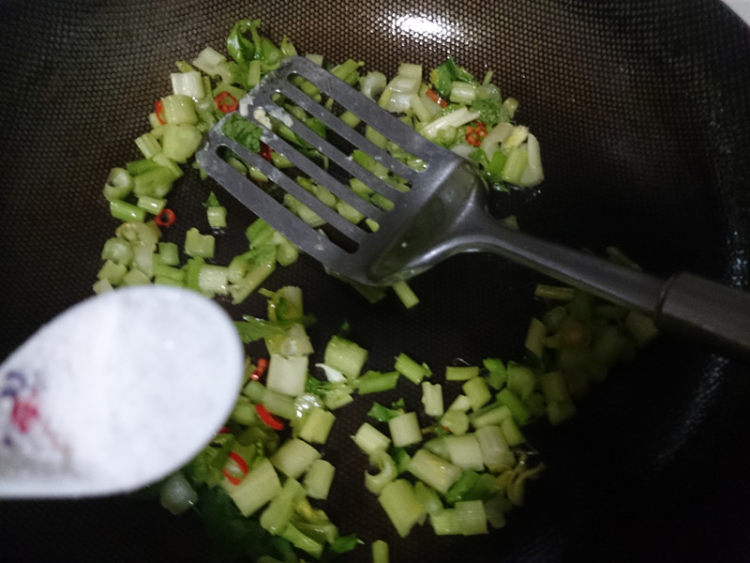 黑芝麻芹菜炒鸡蛋步骤7