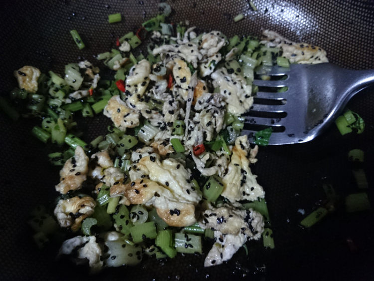 黑芝麻芹菜炒鸡蛋步骤9