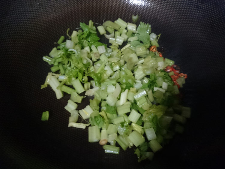 黑芝麻芹菜炒鸡蛋步骤6