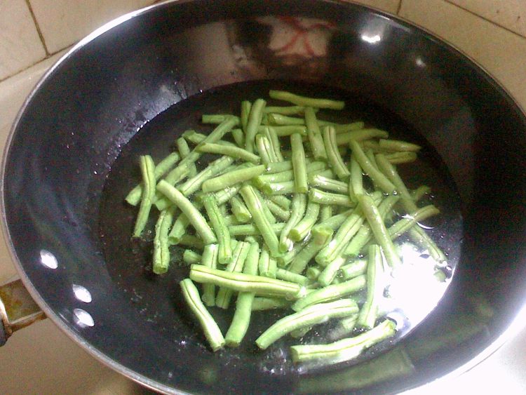 四季豆炒腊肠步骤4