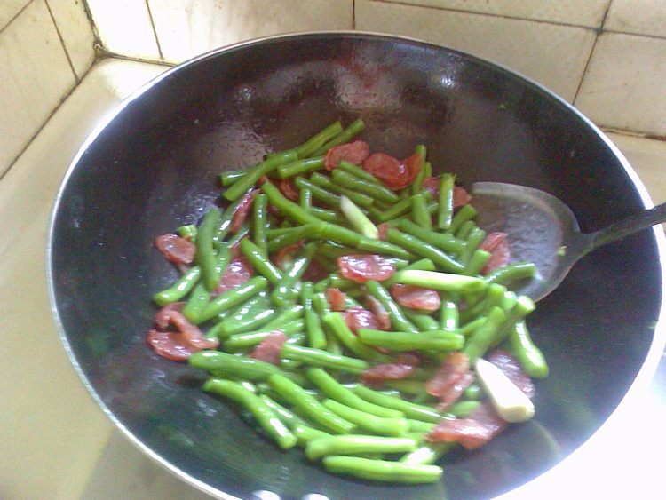 四季豆炒腊肠步骤6