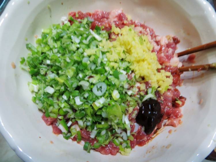 金针菇猪肉馅饼步骤7