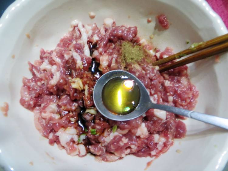 金针菇猪肉馅饼步骤6