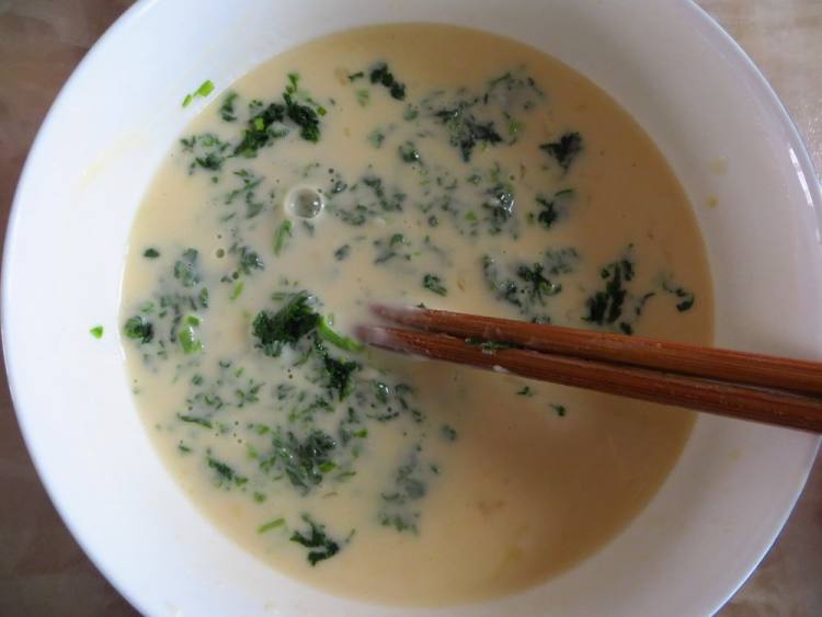 芹菜火腿鸡蛋饼步骤4