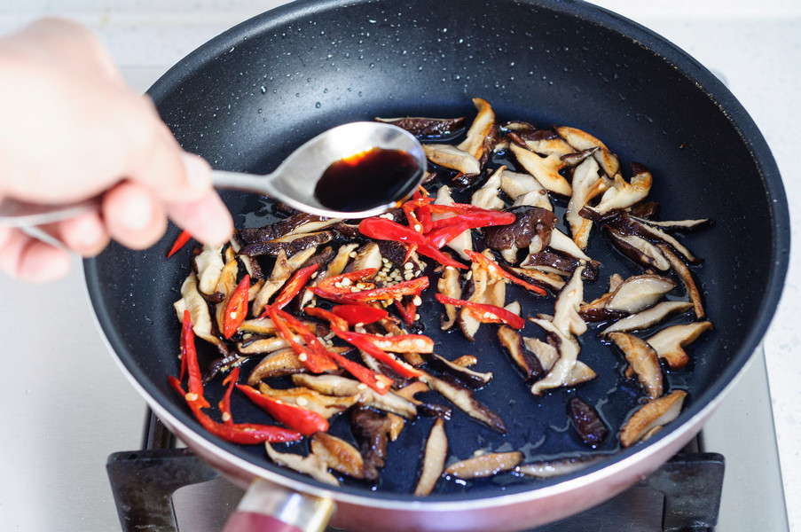 香菇炒小油菜步骤5