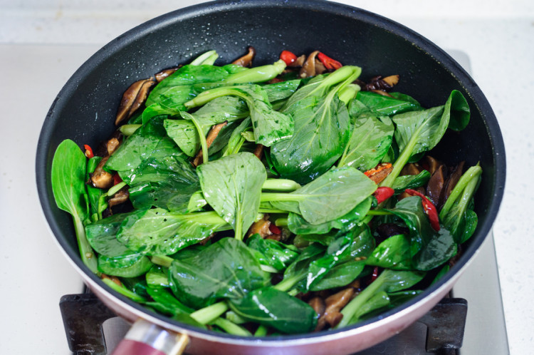 香菇炒小油菜步骤6