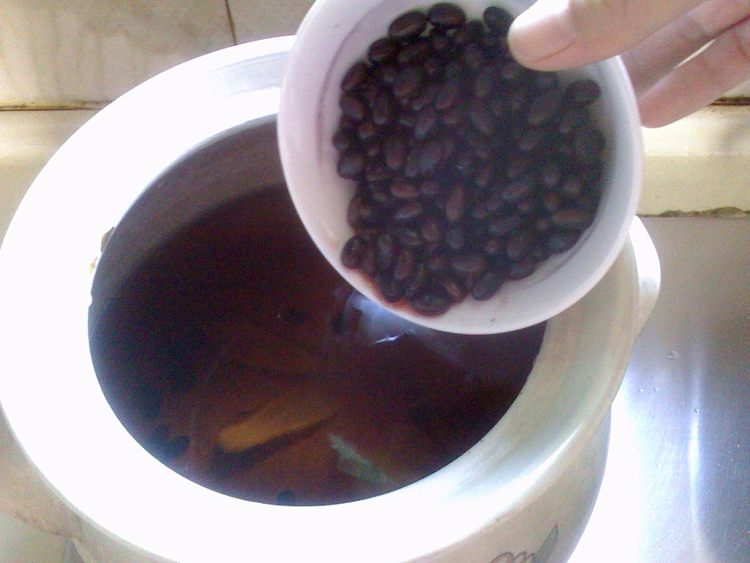 黑豆鲫鱼粥步骤5