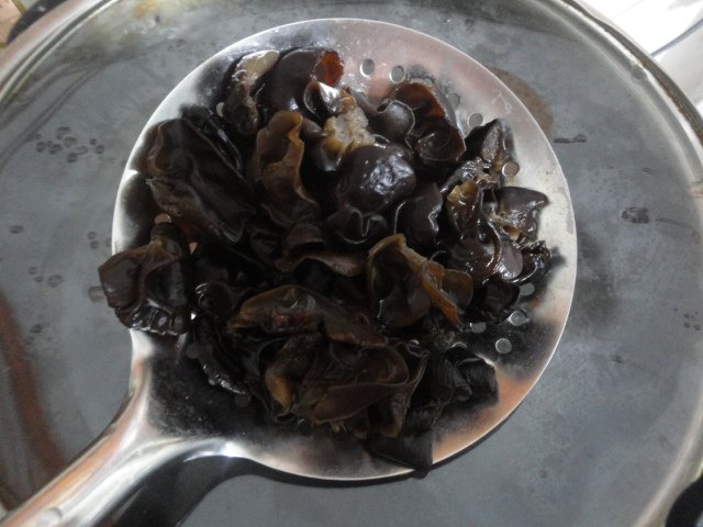 圆白菜炒木耳步骤1