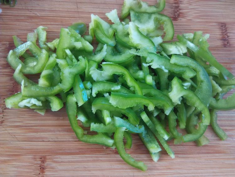 虾皮青椒炒白菜步骤1