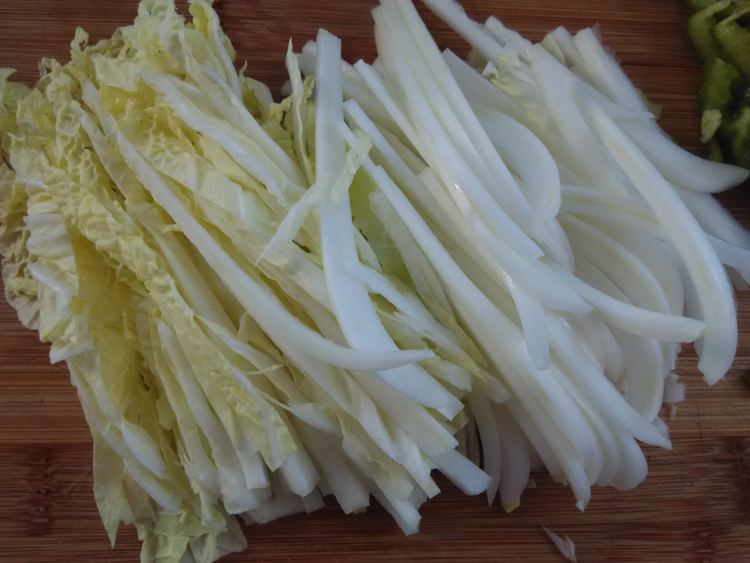 虾皮青椒炒白菜步骤2