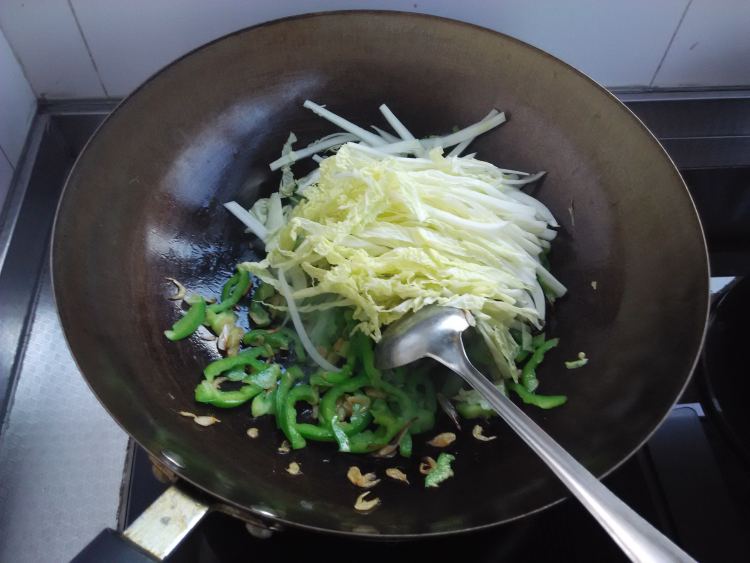 虾皮青椒炒白菜步骤6