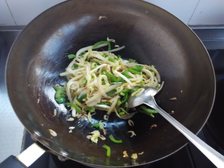 虾皮青椒炒白菜步骤7