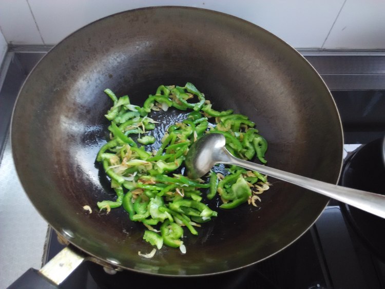 虾皮青椒炒白菜步骤5