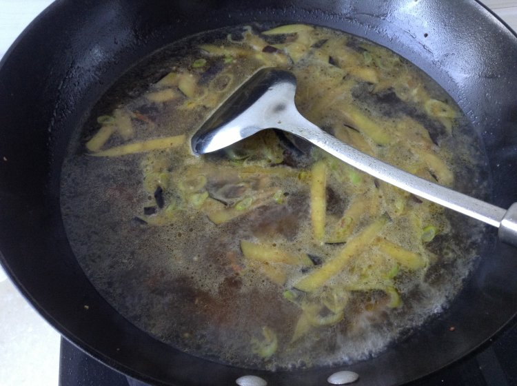 茄子肉丝蛋面步骤8