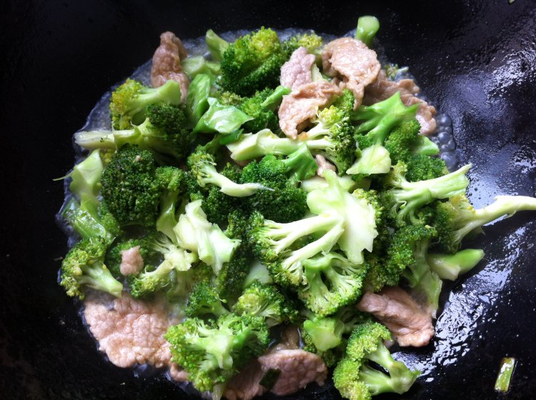 西兰花炒肉步骤5