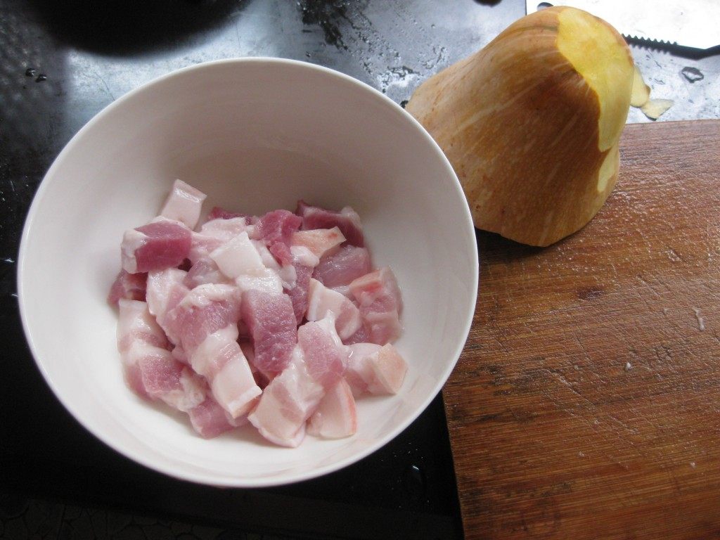 南瓜粉蒸肉步骤1