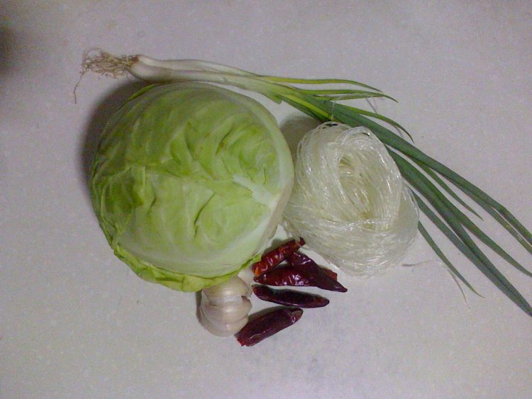 卷心菜炒粉丝步骤1