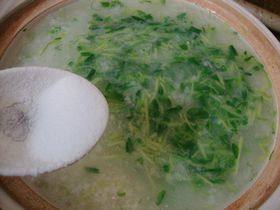 豌豆尖鸡肉粥步骤6
