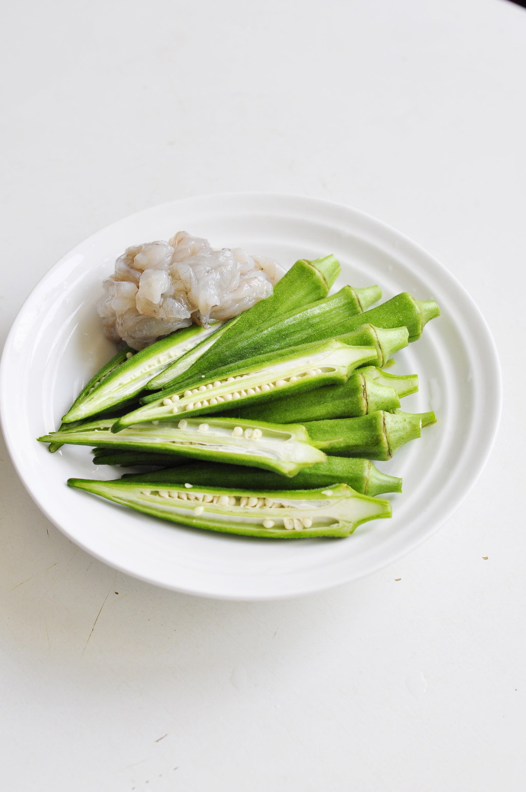 肉酱鲜虾拌秋葵步骤2