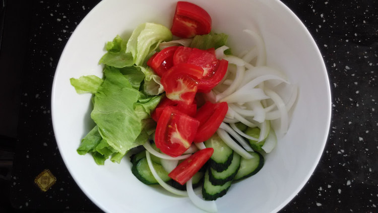 蔬菜沙拉配手抓饼步骤5