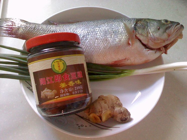 豆豉蒸鱼步骤1