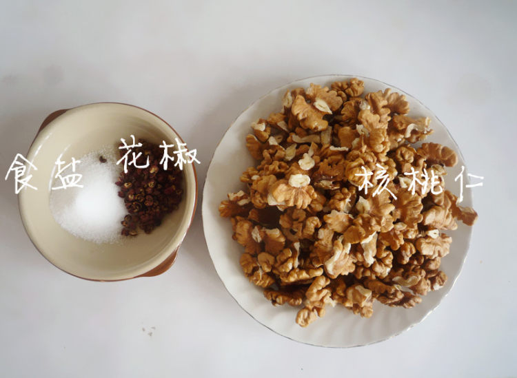 椒盐核桃仁步骤1