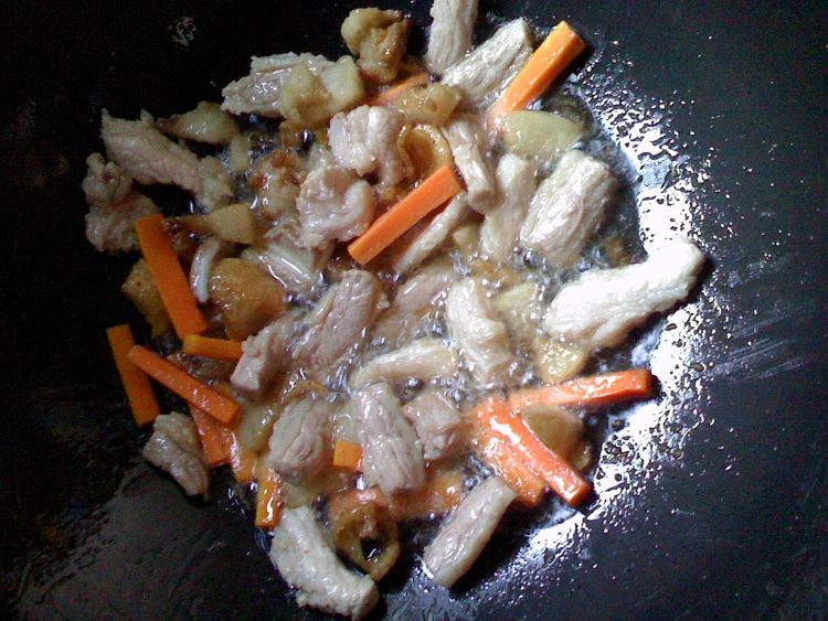 五花肉炒藕带步骤6