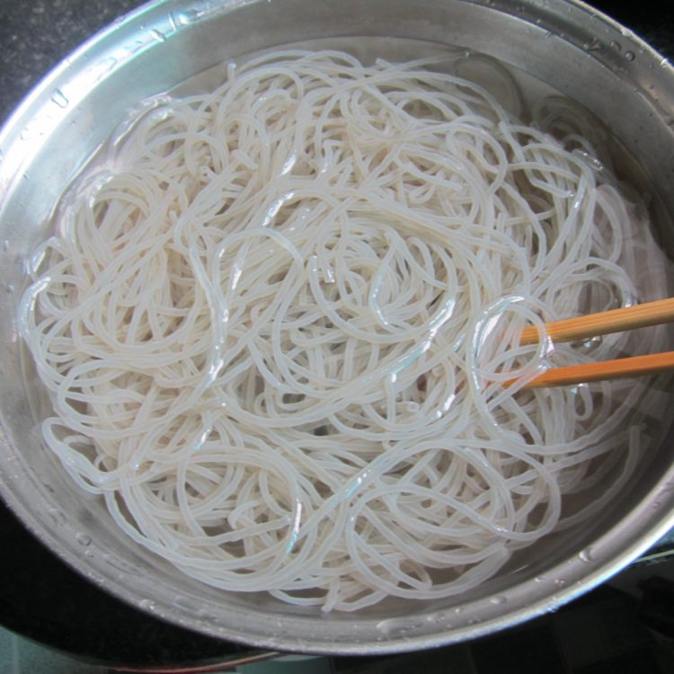胖头鱼煮粉丝步骤1