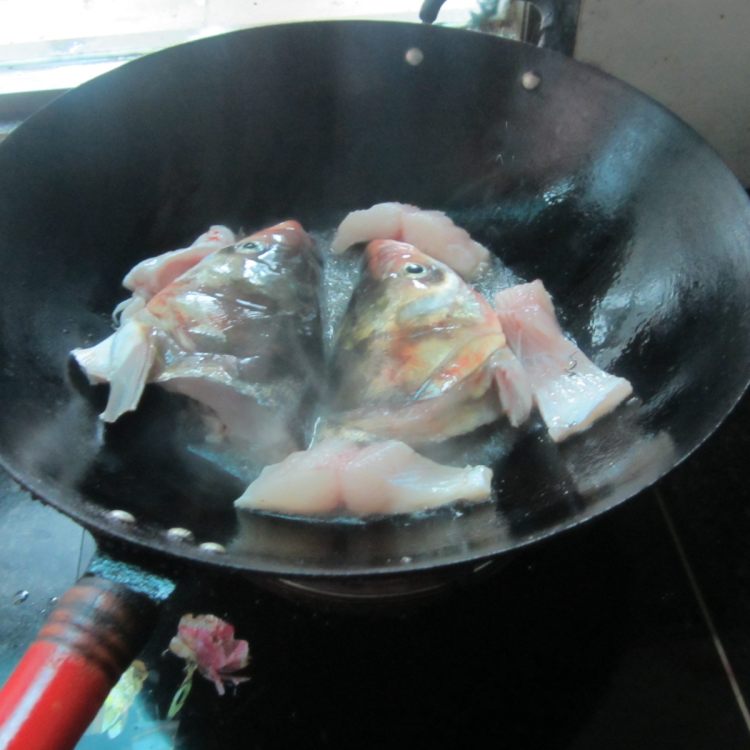胖头鱼煮粉丝步骤4