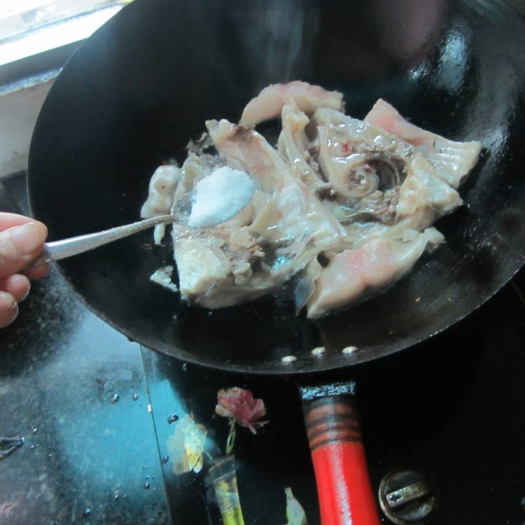 胖头鱼煮粉丝步骤5