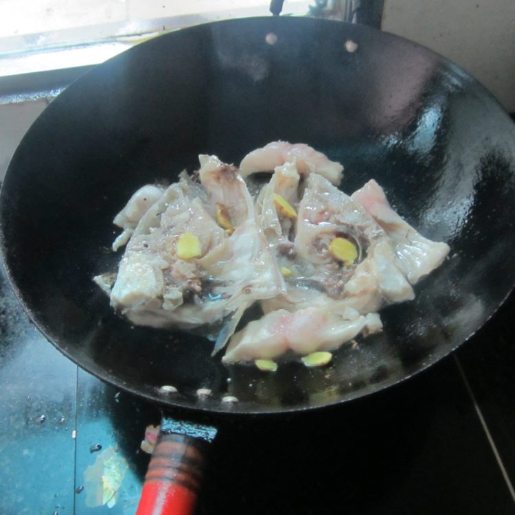 胖头鱼煮粉丝步骤6