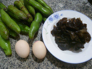 蚕豆黑木耳炒鸡蛋步骤1