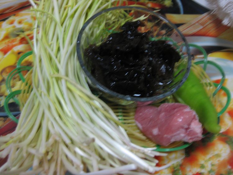 蒜黄炒肉步骤1
