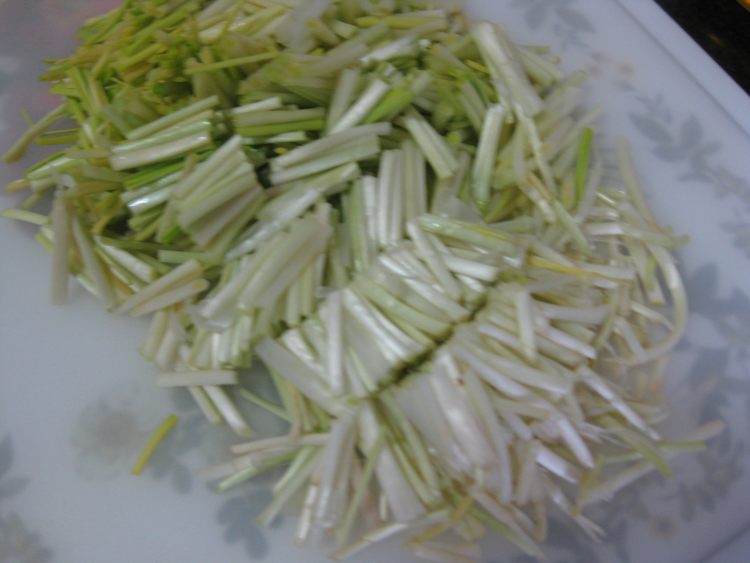 蒜黄炒肉步骤2
