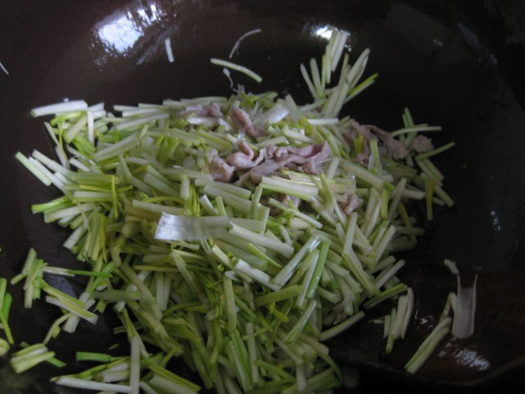 蒜黄炒肉步骤6
