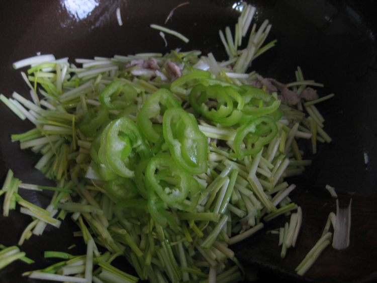 蒜黄炒肉步骤7