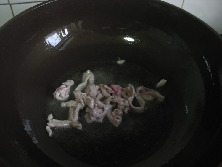 蒜黄炒肉步骤5