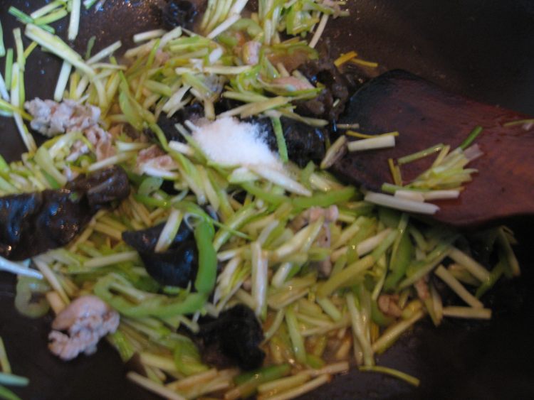 蒜黄炒肉步骤9