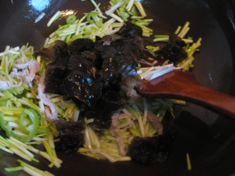 蒜黄炒肉步骤8