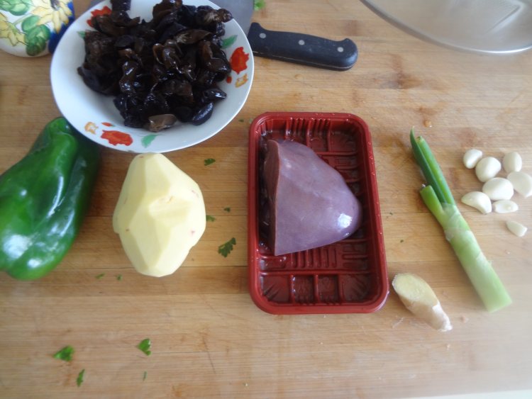 青椒土豆木耳炒猪肝步骤1
