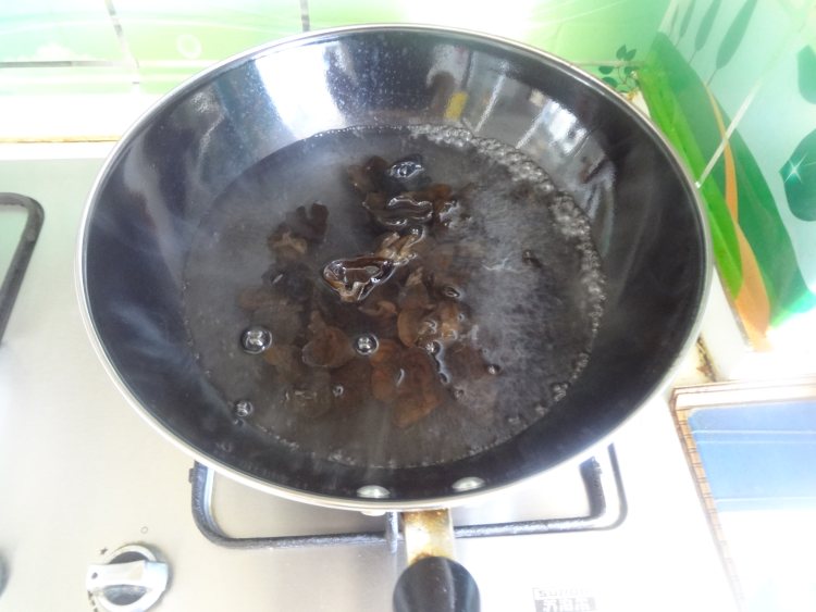 青椒土豆木耳炒猪肝步骤3
