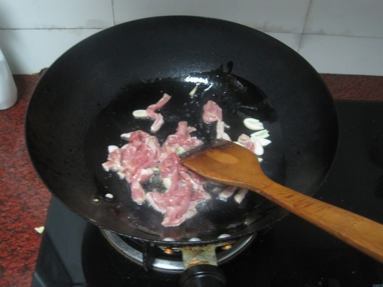 瘦肉炒娃娃菜步骤4