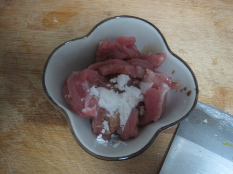 瘦肉炒娃娃菜步骤2