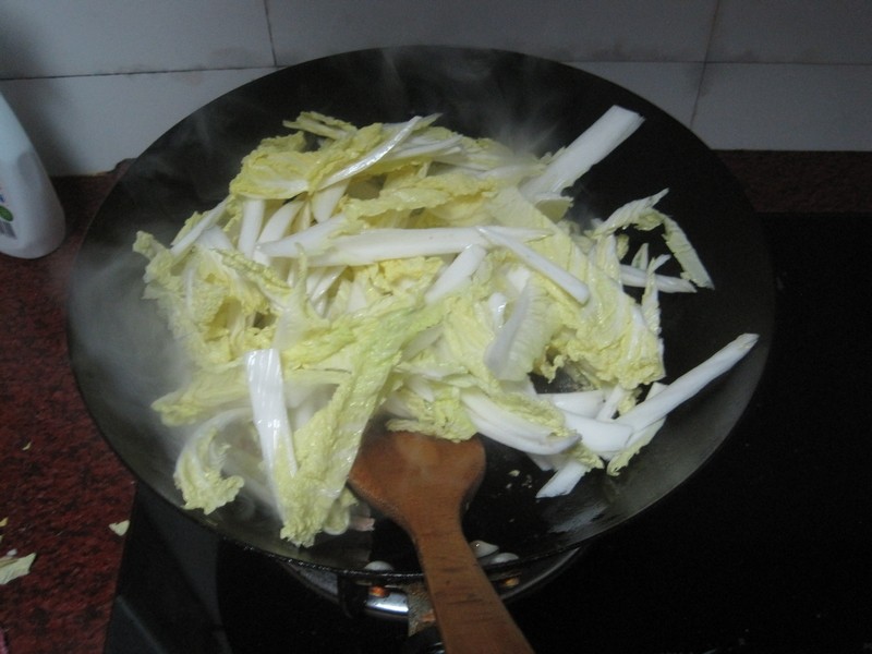 瘦肉炒娃娃菜步骤6