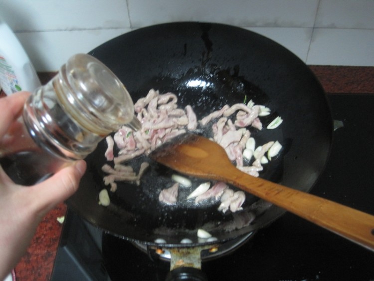 瘦肉炒娃娃菜步骤5