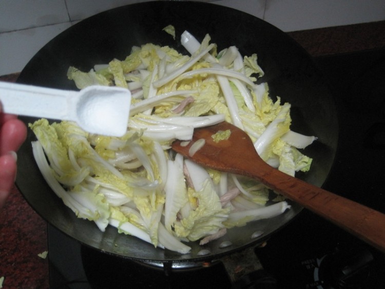 瘦肉炒娃娃菜步骤7