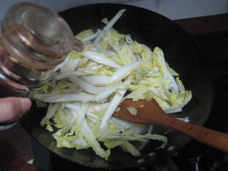 瘦肉炒娃娃菜步骤9