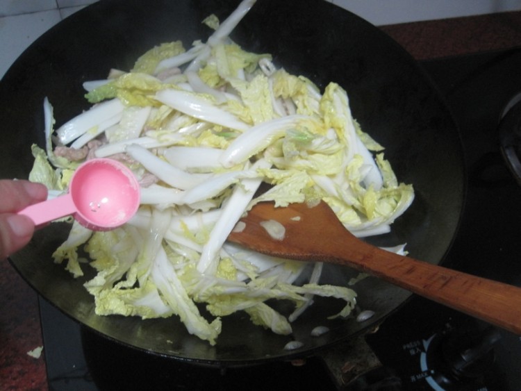 瘦肉炒娃娃菜步骤8