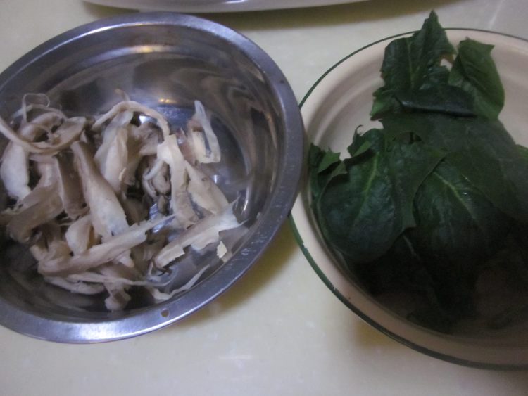 菠菜拌蘑菇步骤1