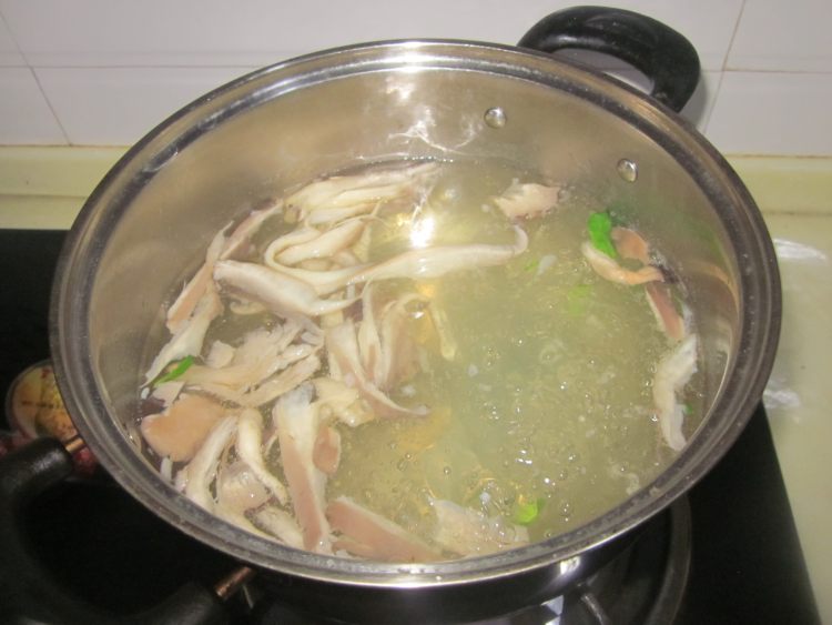 菠菜拌蘑菇步骤3